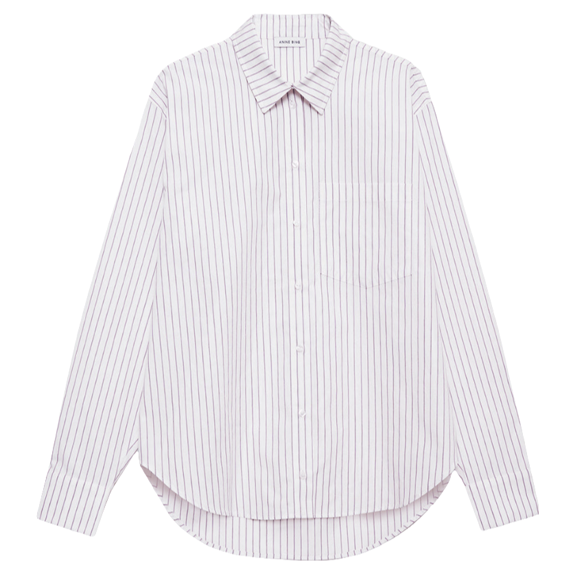 Anine Bing Braxton Shirt i hvid og bordeaux. Oversized skjorte med pinstripes, jacquard monogram og dobbeltknap-detaljer. Komfort og stil i ét.