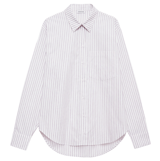 Anine Bing Braxton Shirt i hvid og bordeaux. Oversized skjorte med pinstripes, jacquard monogram og dobbeltknap-detaljer. Komfort og stil i ét.