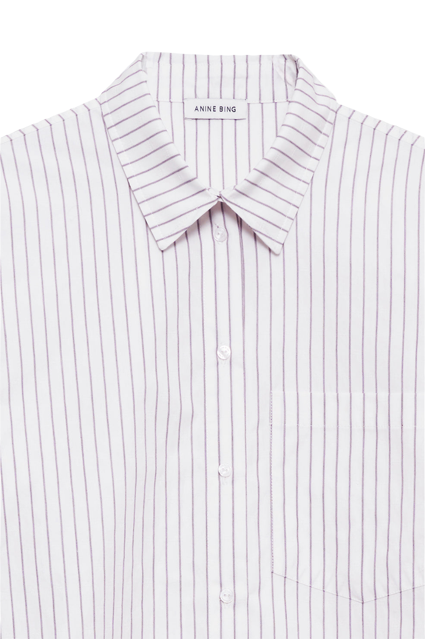 Anine Bing Braxton Shirt i hvid og bordeaux. Oversized skjorte med pinstripes, jacquard monogram og dobbeltknap-detaljer. Komfort og stil i ét.