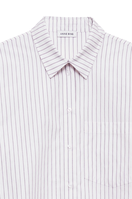 Anine Bing Braxton Shirt i hvid og bordeaux. Oversized skjorte med pinstripes, jacquard monogram og dobbeltknap-detaljer. Komfort og stil i ét.