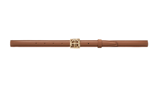 Anine Bing Monogram Belt i cognac – klassisk læderbælte med guld logospænde og justerbar lukning.