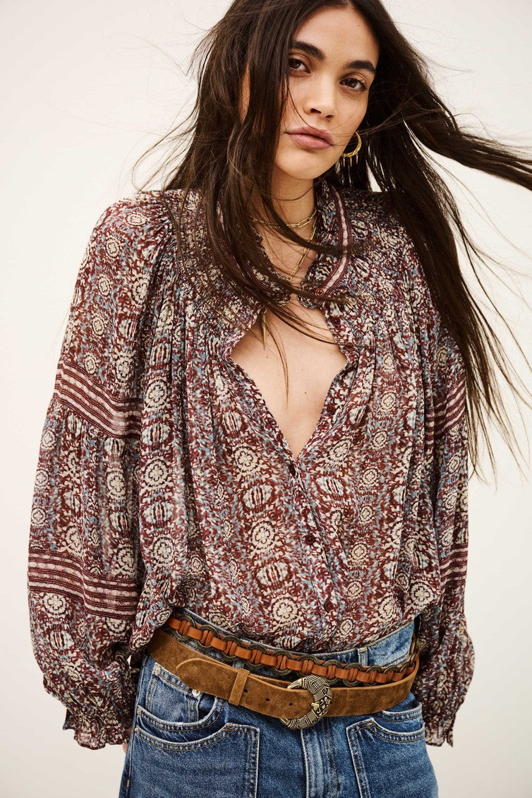 ba&sh Denna bluse i bordeaux med print