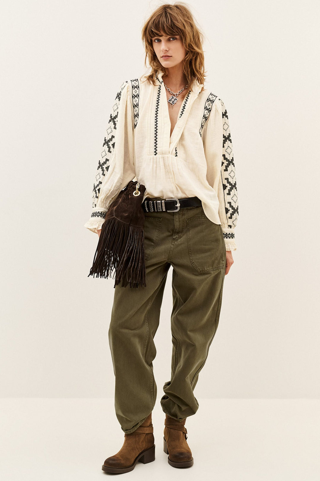ba&sh Pidma bluse med broderier – modelbillede forfra