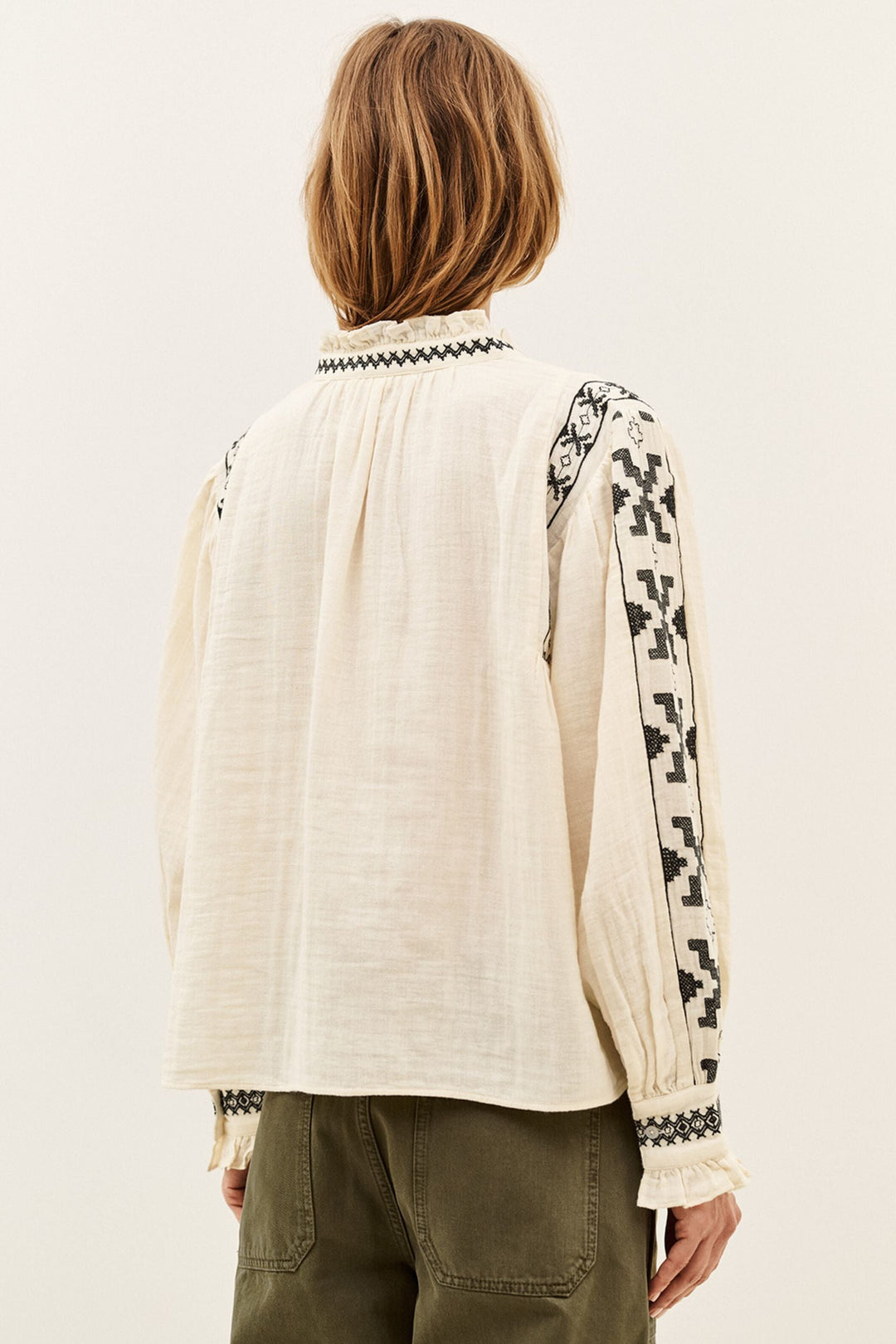 ba&sh Pidma bluse med broderier – modelbillede bagfra