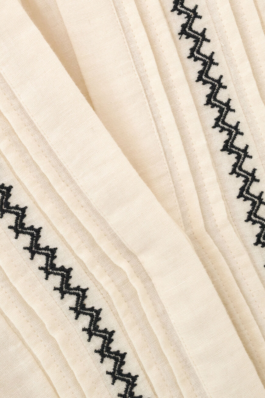 Detalje af broderier, rynker og bomuldsstruktur på ba&sh Pidma
