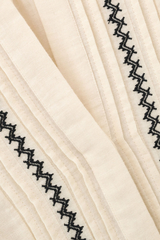 Detalje af broderier, rynker og bomuldsstruktur på ba&sh Pidma