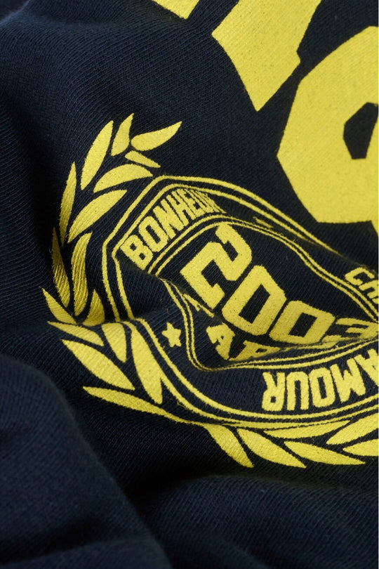 Benjamin sweatshirt i bleu med løs pasform, kort længde og college-inspireret logo. Lavet i økologisk bomuld med stræk. 