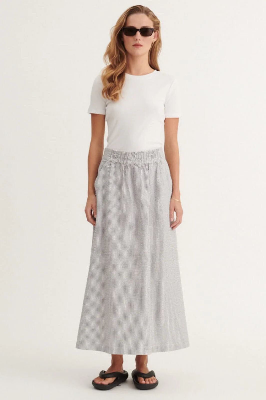 Basic Apparel Asta Skirt lang nederdel i 100 % økologisk bomuld med elastisk talje, afslappet pasform og klassisk stribet design i white/navy.