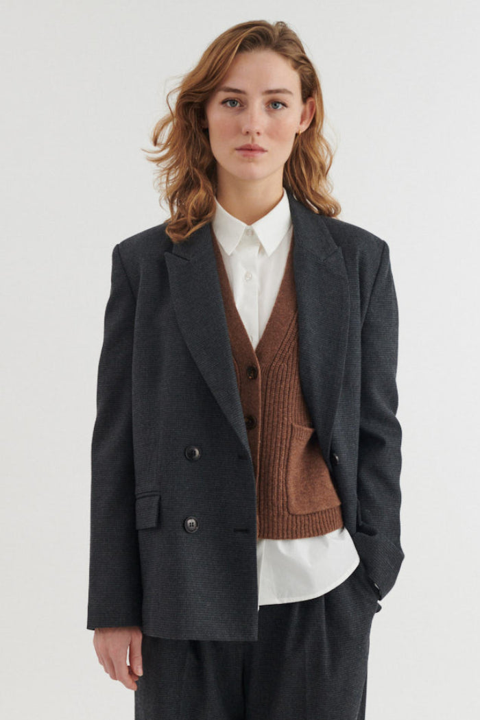 Basic Apparel Radi blazer i Blackened pearl/black på model set forfra