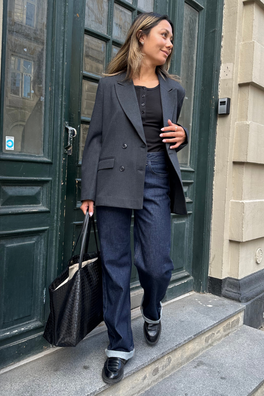 Basic Apparel Radi dobbeltradet blazer på model i bymiljø