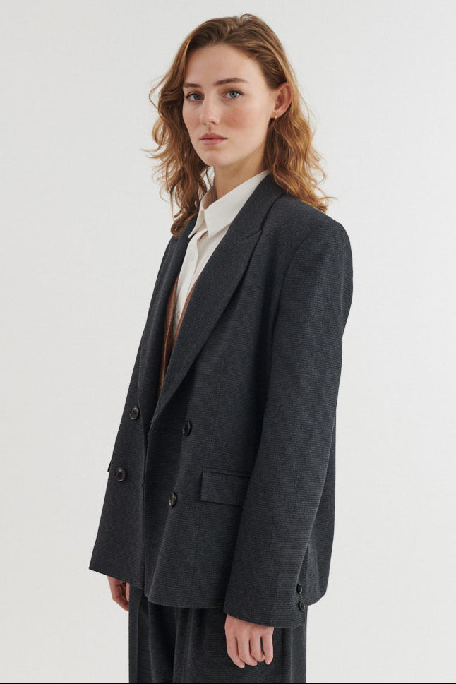 Basic Apparel Radi blazer med revers set fra siden på model