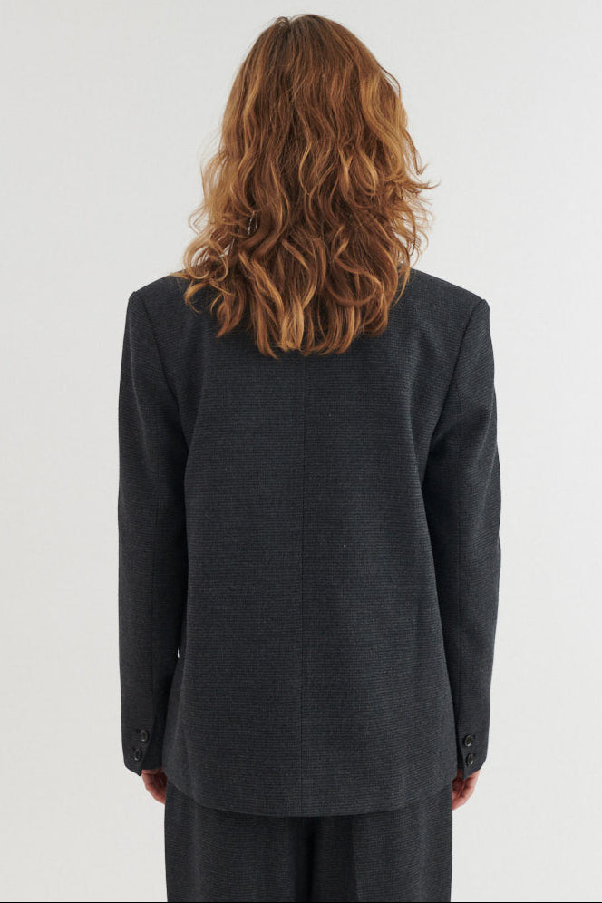 Basic Apparel Radi blazer i Blackened pearl/black set bagfra på model