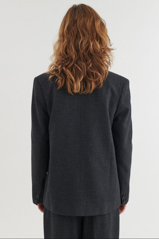 Basic Apparel Radi blazer i Blackened pearl/black set bagfra på model