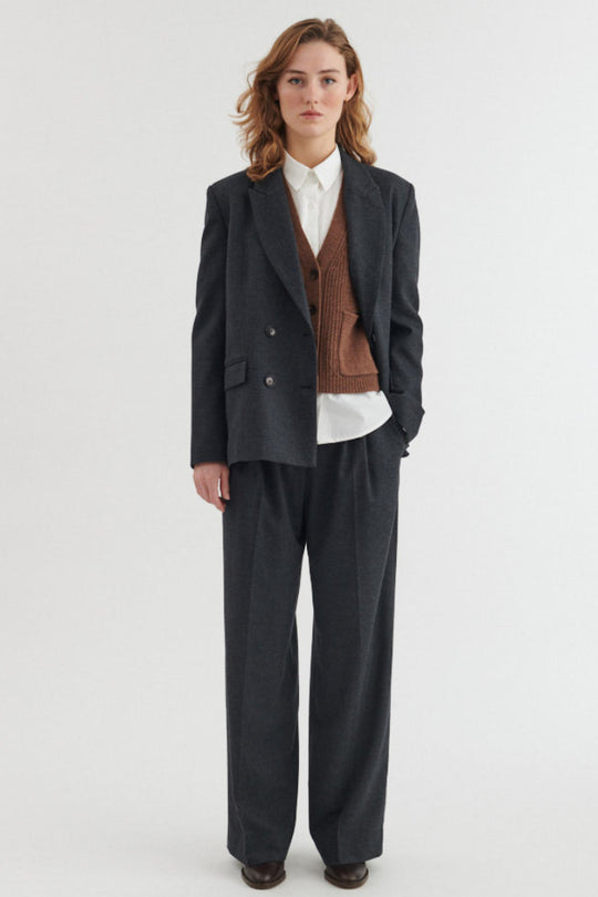 Basic Apparel Radi blazer på model i fuld figur med matchende bukser