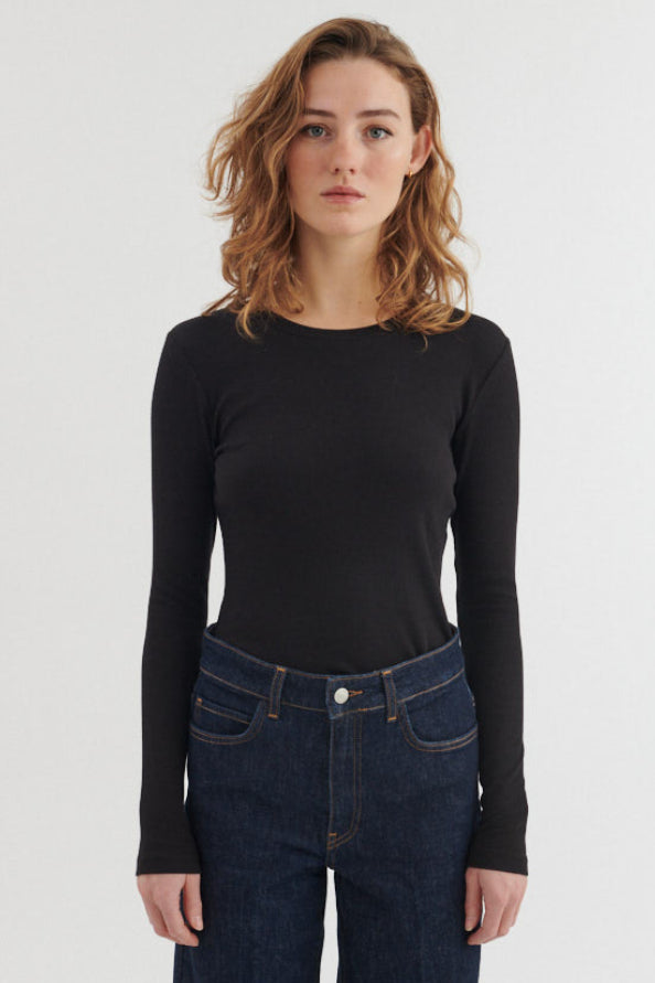 Basic Apparel Ludmilla LS Tee langærmet t-shirt – modelbillede forfra
