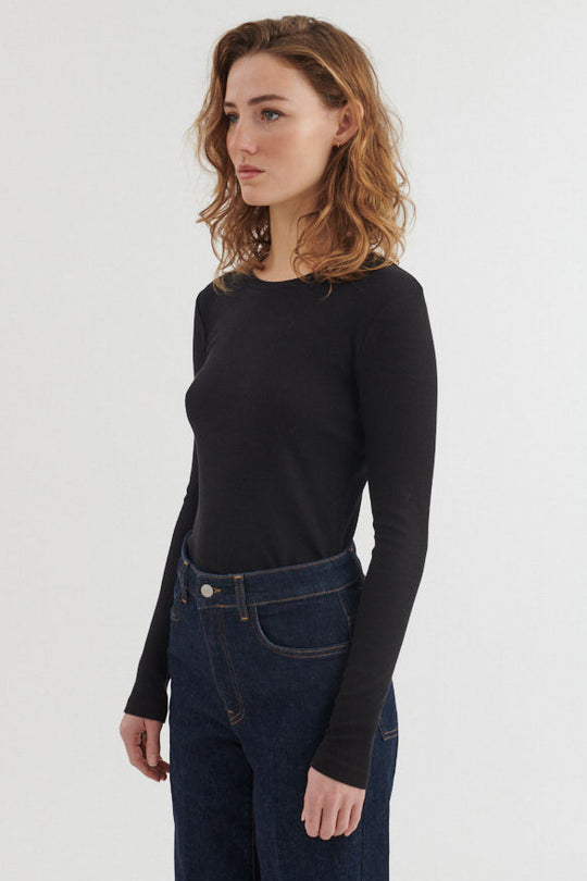 Basic Apparel Ludmilla LS Tee langærmet t-shirt – modelbillede fra siden