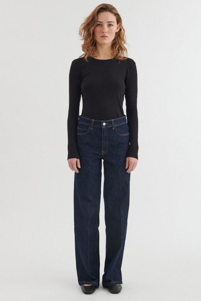 Basic Apparel Ludmilla LS Tee – modelbillede i fuld figur