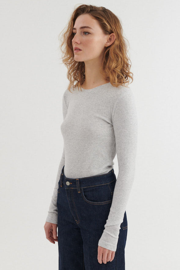 Basic Apparel Ludmilla LS Tee langærmet t-shirt – modelbillede fra siden