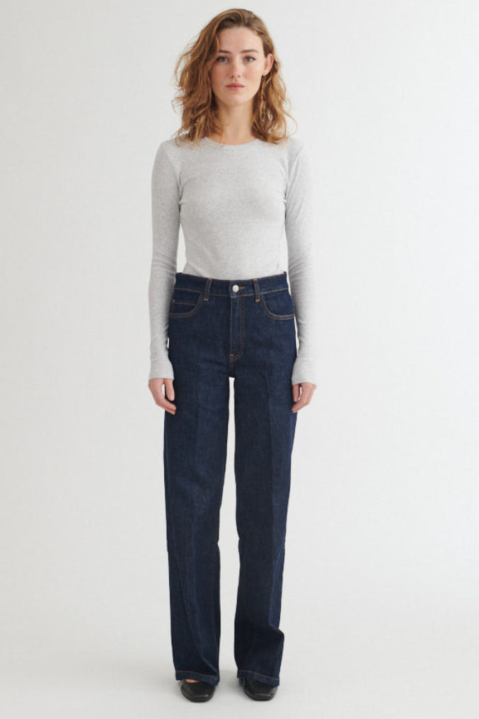 Basic Apparel Ludmilla LS Tee – modelbillede i fuld figur