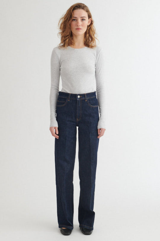 Basic Apparel Ludmilla LS Tee – modelbillede i fuld figur