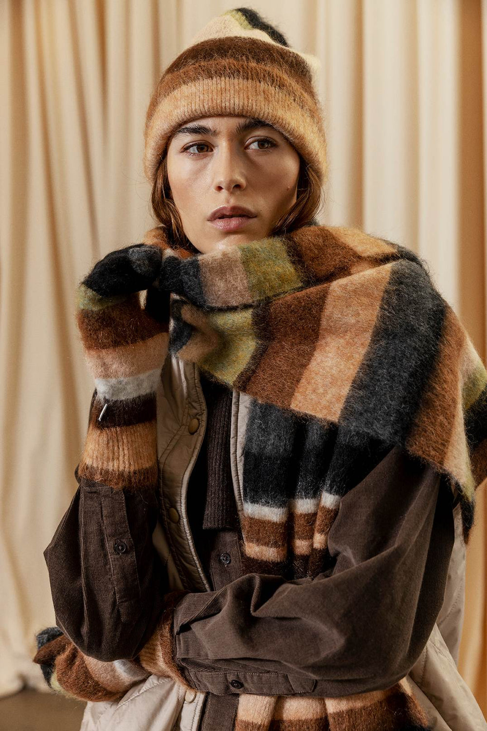 Project AJ117 Beanie i multi – strikket hue i børstet mohair-blanding med ribstruktur og farverige striber.
