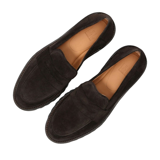 Billi Bi A9305 brun ruskindsloafer med kraftig sål, udskæring foran og blød, fleksibel opbygning for høj komfort. Håndlavet design.