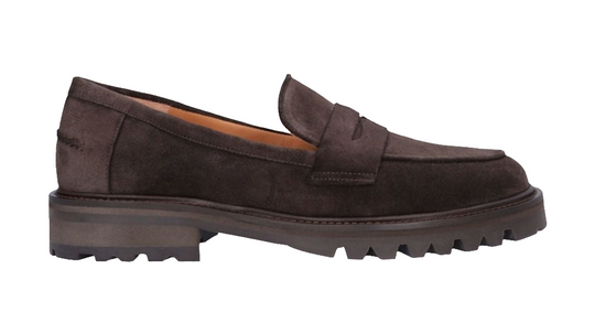 Billi Bi A9305 brun ruskindsloafer med kraftig sål, udskæring foran og blød, fleksibel opbygning for høj komfort. Håndlavet design.