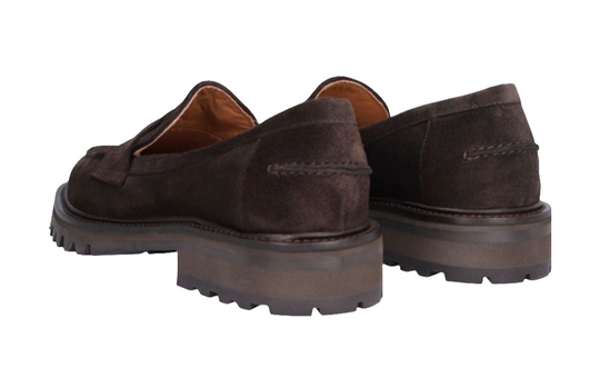 Billi Bi A9305 brun ruskindsloafer med kraftig sål, udskæring foran og blød, fleksibel opbygning for høj komfort. Håndlavet design.