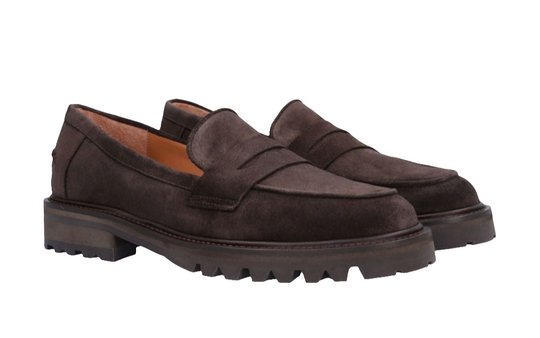 Billi Bi A9305 brun ruskindsloafer med kraftig sål, udskæring foran og blød, fleksibel opbygning for høj komfort. Håndlavet design.