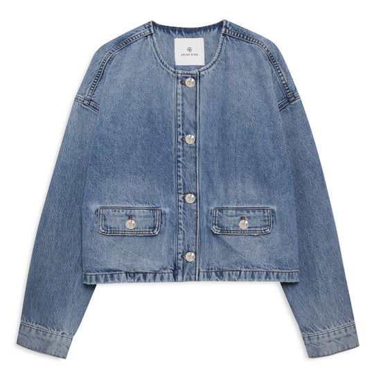 Anine Bing Blanche Jacket i Caspian Blue – oversized denimjakke med rund hals, klaplommer og knapper med AB-logo.
