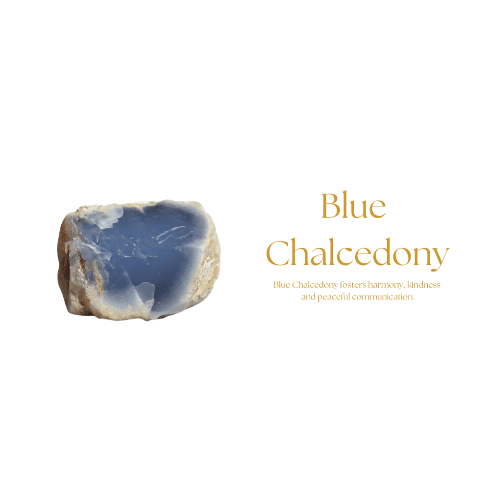 IBU Jewels Lulu Stone Dot Armbånd – håndlavet armbånd med blå chalcedon, gulddetaljer og justerbar pasform. Elegant og tidløst design. 