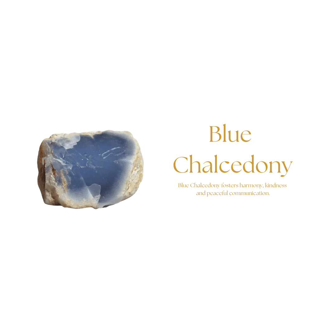 IBU Jewels Lulu Stone Dot Armbånd – håndlavet armbånd med blå chalcedon, gulddetaljer og justerbar pasform. Elegant og tidløst design. 