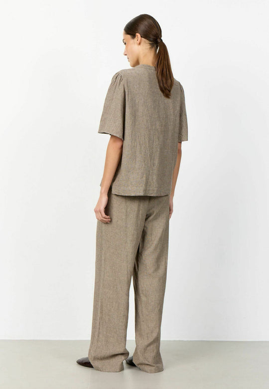 Leveté Room Naja 32 bluse - falcon – let bluse med V-hals, korte ærmer og løs pasform.