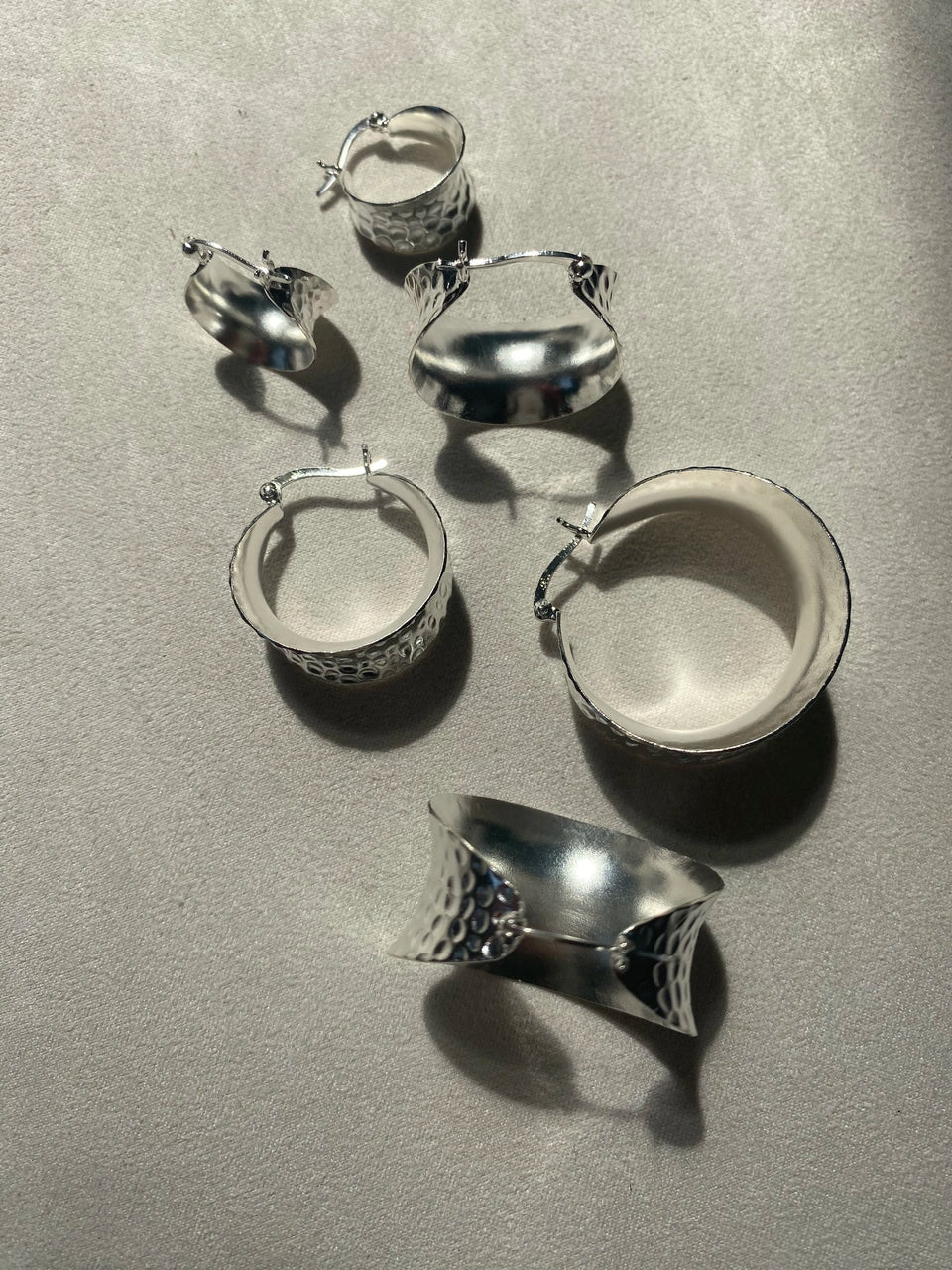 Pico Copenhagen Cleo Petit Hoops – elegante hoops med unikke detaljer i forgyldt eller sølvbelagt messing, diameter 18 mm.
