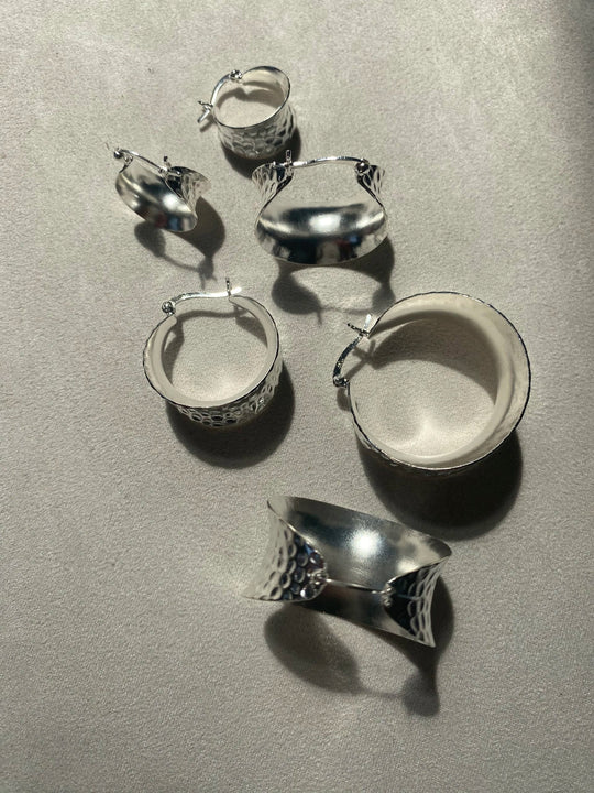 Pico Copenhagen Cleo Petit Hoops – elegante hoops med unikke detaljer i forgyldt eller sølvbelagt messing, diameter 18 mm.
