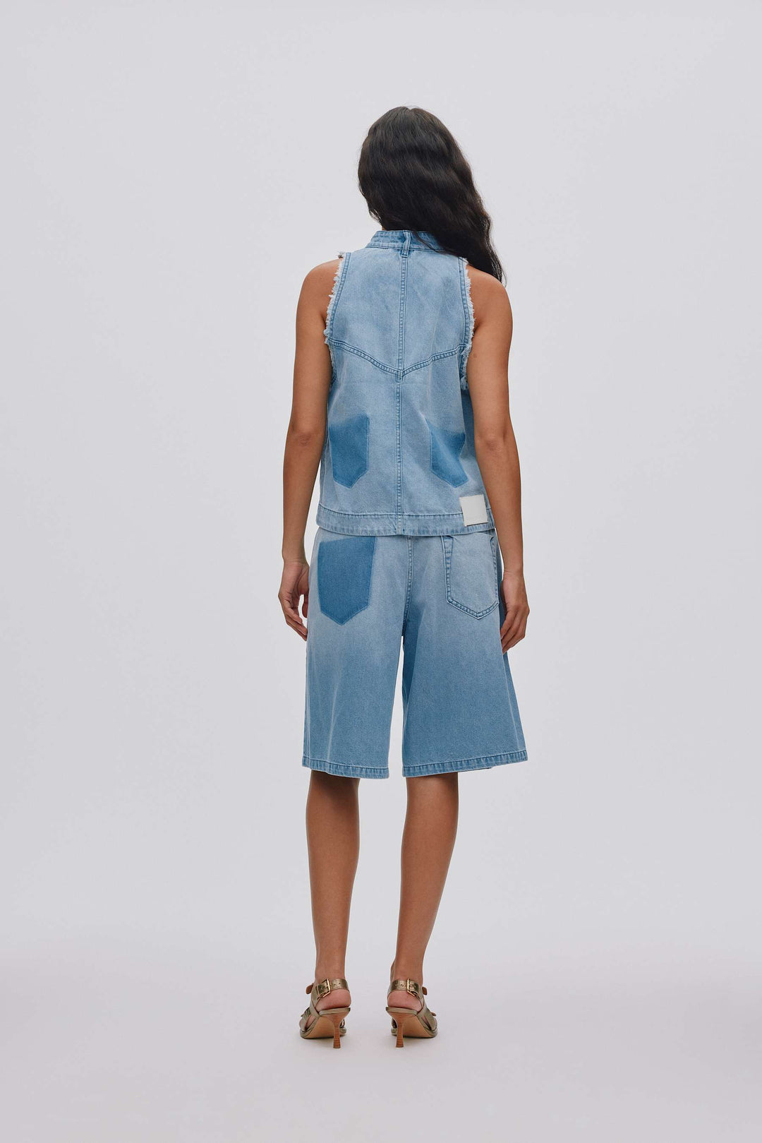 Rabens Saloner Faya Halter top i lys denim med halterneck, ribkanter og jeans-inspirerede detaljer.
