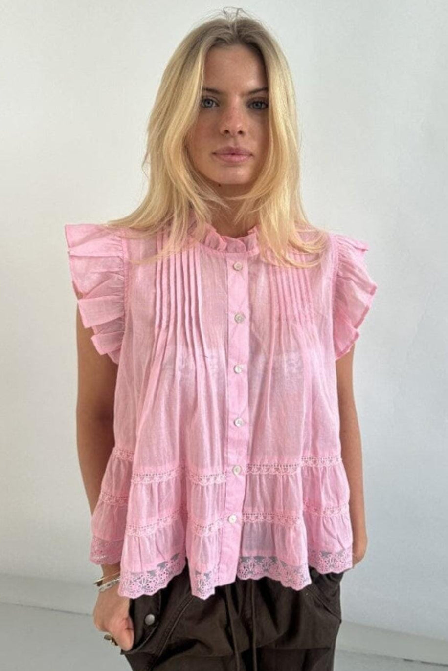 Continue Audrey bluse i lyserød med blonder, flæser og korte ærmer