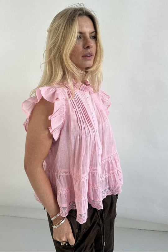 Continue Audrey bluse i lyserød med blonder, flæser og korte ærmer
