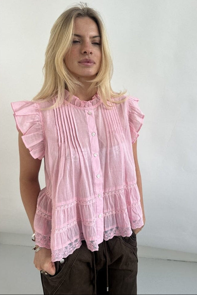Continue Audrey bluse i lyserød med blonder, flæser og korte ærmer