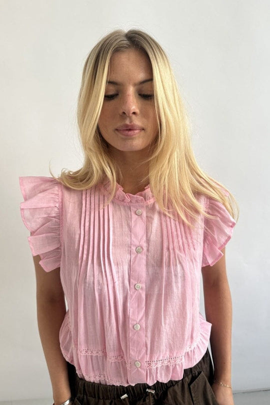 Continue Audrey bluse i lyserød med blonder, flæser og korte ærmer