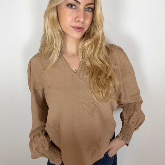 Continue Emma bluse i nougat bomuld med broderet blomstermønster