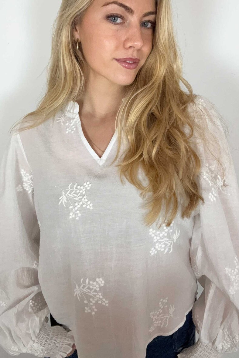 Continue Emma bluse i hvid bomuld med broderet blomstermønster