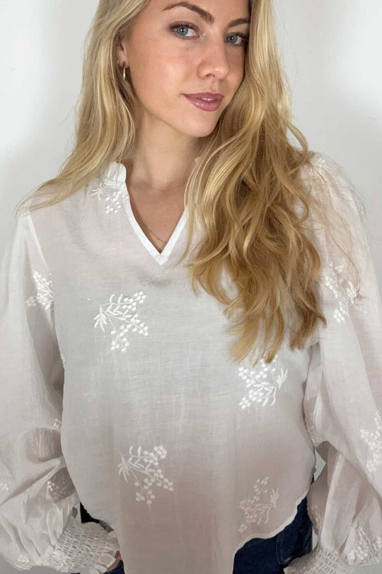 Continue Emma bluse i hvid bomuld med broderet blomstermønster