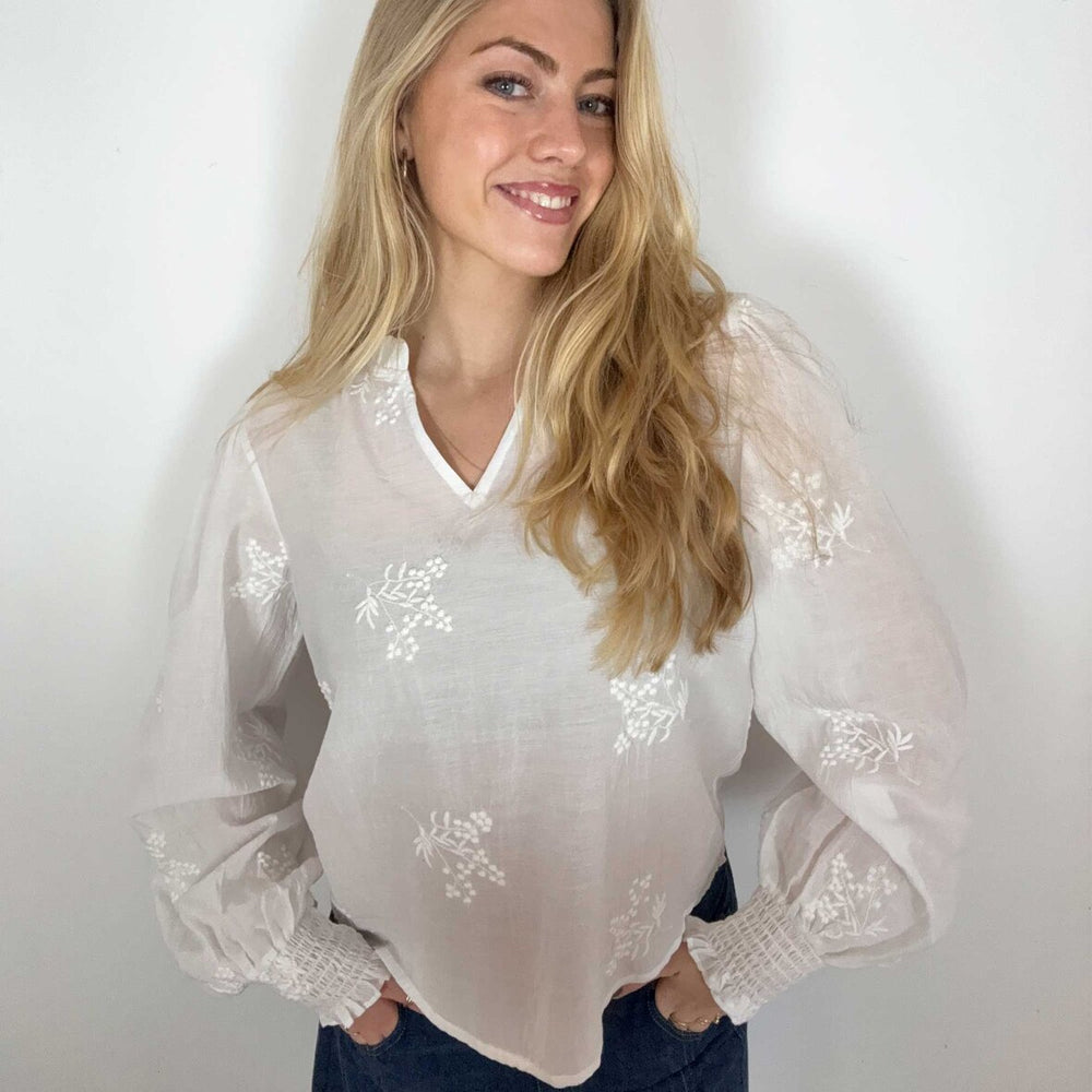 Continue Emma bluse i hvid bomuld med broderet blomstermønster