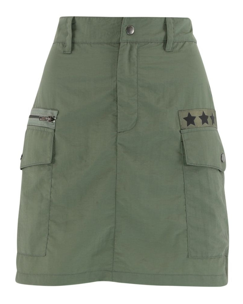Continue Sus Cargo Skirt i army green – trendy cargonederdel med store lommer, lynlåse og stjerneprint. Flatterende A-form og rå detaljer. 