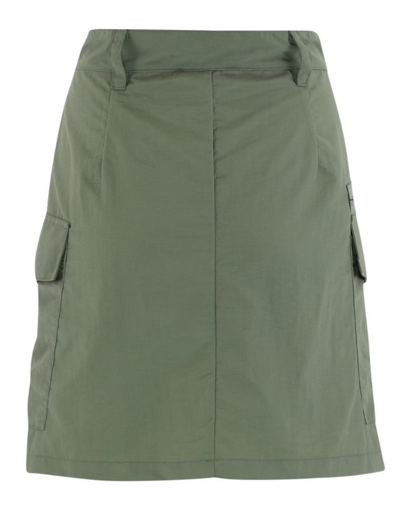Continue Sus Cargo Skirt i army green – trendy cargonederdel med store lommer, lynlåse og stjerneprint. Flatterende A-form og rå detaljer. 