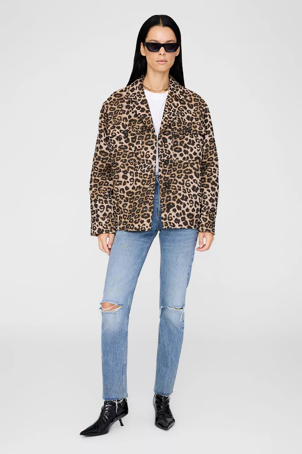 Anine Bing Flynn Jacket i leopard – let jakke i bomuldsblend med krave, lommer og knaplukning.

