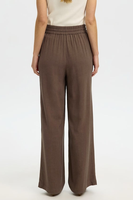 Selected Femme Viva-Gulia HW Long Sun Pant i hørblanding med høj elastisk talje, justerbar snor, skårede sidelommer og loose fit. Perfekte forår- og sommerbukser. 