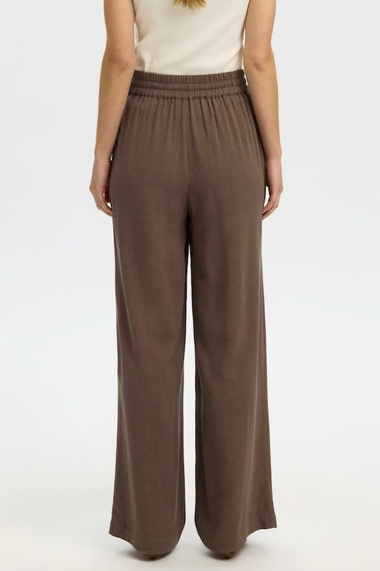 Selected Femme Viva-Gulia HW Long Sun Pant i hørblanding med høj elastisk talje, justerbar snor, skårede sidelommer og loose fit. Perfekte forår- og sommerbukser. 