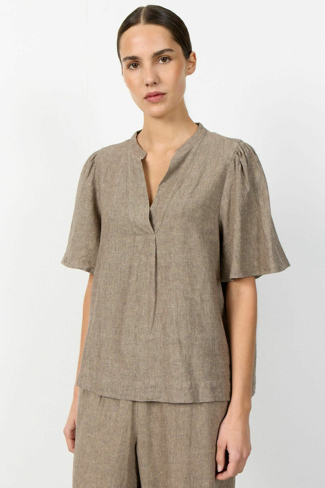 Leveté Room Naja 32 bluse - falcon – let bluse med V-hals, korte ærmer og løs pasform.